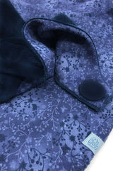 Detail von Winter-Schal dunkelblau mit mit Knopf , warm, praktisch und ein schickes Accessoire