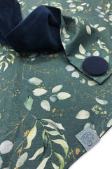 Detailansicht von Dreieckstuch Damen aus Baumwolle und Baumwollnicki grün mit Eukalyptus-Motiv und goldenen Akzenten