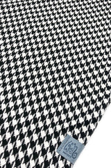 Detail von Damenhalstuch Pepita schwarz und weiß label aus recyceltem Meeres-Plastik fair wear und nachhaltige Mode made with love by wishproject