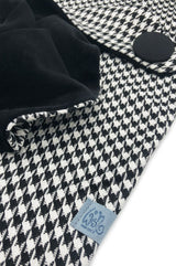 Detail von Schal Dreieckstuch mit Knopf Pepita, Hahnentritt, Pied de Poule schwarz und weiß gefüttert mit samtigem Baumwollnicki und mit einem schwarzen Knopf