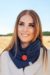 Junge Frau trägt Halstuch Damen blau mit weißen Pünktchen modisches Dreieckstuch mit Knopf