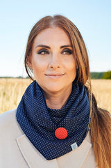 frau trägt blaues Dreieckstuch mit weißen punkten und rotem KnopfHalstuch Damen klassisch marine blau mit weißen Pünktchen