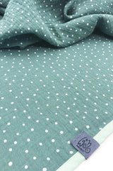 Detail von Halstuch Damen aus tollem, grünem Musselin, Label aus recyceltem Meeresplastik, sustainable, nachhaltige Mode, slow fashion