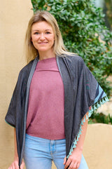 Dreieckstuch Jeans Grau , getragen als tolle Stola über die Schultern- schützt vor Wind und Sonne , made with Love in Germany, langlebig, stylisch und einfach schön