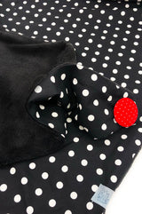 Detail von Halstuch Winter schwarz mit weißen Pünktchen, gefüttert mit Microfaserplüsch , label aus recyceltem Meeresplastik