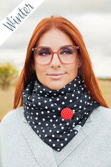 Junge Frau trägt Halstuch Damen klassisch schwarz mit weißen Punkten, warmes Wintertuch, Winterschal mit Knopf, weich und leicht, stylisch und schön, gefüttert mit Microfaserplüsch , made with love, handmade, fair wear