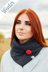 Junge Frau trägt Halstuch Damen mit Knopf schwarz mit weißen Pünktchen warm und flauschig gefüttert, made with love by wishproject , fair wear, nachhaltig, chic, warmes Tuch, wintertuch