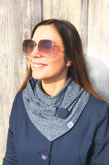 Junge frau trägt Dreieckstuch mit Knopf in blauen Farbtönen mit leopardenmuster animalprint