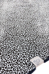 detail von halstuch dreiecksform blau mit leo muster