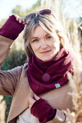 Junge Frau trägt Armstulpen von wishproject aus rotem Cord