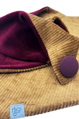 Detail von Dreieckstuch mit Knopf aus Cord Farbe Cognac label aus recyceltem Meeresplastik mit Logo wishproject