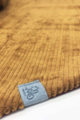 Detail Cognac farbenes Dreieckstuch aus weichem Baumwollcord