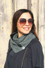 dreieckstuch mit knopf leo grün mit schwarzem futter aus baumwollniki animal print xxl tuch mit knopf