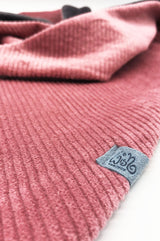 detail von dreieckstuch rosa cord mit grauem niki futter label aus recyceltem meeresplastik mit wishproject logo