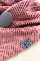 Detail von dreieckstuch altrosa cord mit grauem Knopf