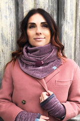 Junge Frau trägt Armstulpen aus Beere rosa Jersey Cord weich, warm und praktisch nachhaltig und fair produziert