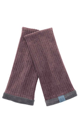 Detail von Armstulpen Lila Rosa Beere mit label aus recyceltem Meeresplastik nachhaltig, schön und praktisch