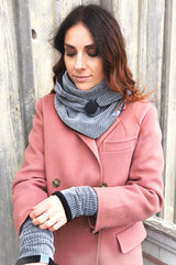 Junge Frau trägt Armstulpen grau mit schwarzem Futterstoff zu rosa Mantel.