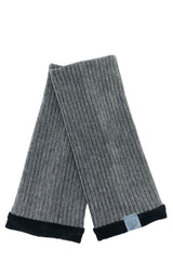 Detail von Armstulpen Müffchen grau und schwarz nachhaltig, fair produziert, Stoffe nach ökologischem Standart, label aus recyceltem Meeres-plastik.