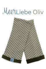 Detail von Armstulpen oliv in stilisiertem Fischgrat Muster