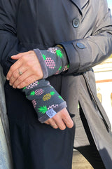 junge Frau trägt baumwolljersey armstulpen mit tropical ananas print motiv