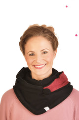 Frau mit schwarz rotem Dreieckstuch mit knopf