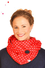 Frau mit rotem Dreieckstuch loop schal mit weißen punkte und knopf