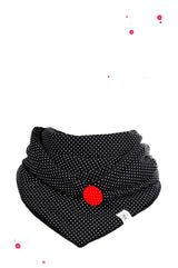Schwarzes Dreieckstuch mit rotem knopf und weißen punkten Loop Schal