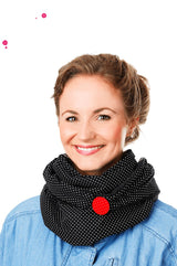 Mädchen trägt schwarzen Loop Schal mit rotem knopf