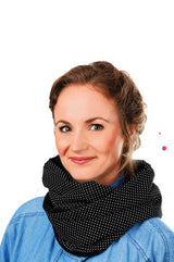 Junges Mädchen mit Loop Schal schwarz weiß