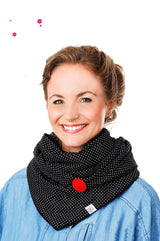 Dreieckstuch im polka style schal schwarz mit weißen punkten und roter knopf