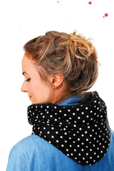 Schwarzer Kapuzenschal mit weißen punkten