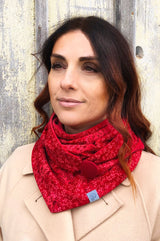 Halstuch Damen rot mit Blütenornament Muster fair wear dreieckstuch