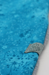 detail türkises dreieckstuch mit ornamenten