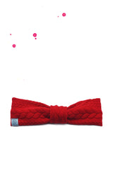 haarband aus rotem stoff mit zopfmuster