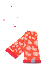 stulpen für die handgelenke aus rotem acrylstrick mit animalprint leo