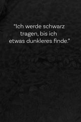 Wintertuch in Schwarz mit feinem Leo-Jacquard – weich, warm und elegant. Spuch: "Ich werde schwarz tragen, bis ich etwas dunkleres finde."