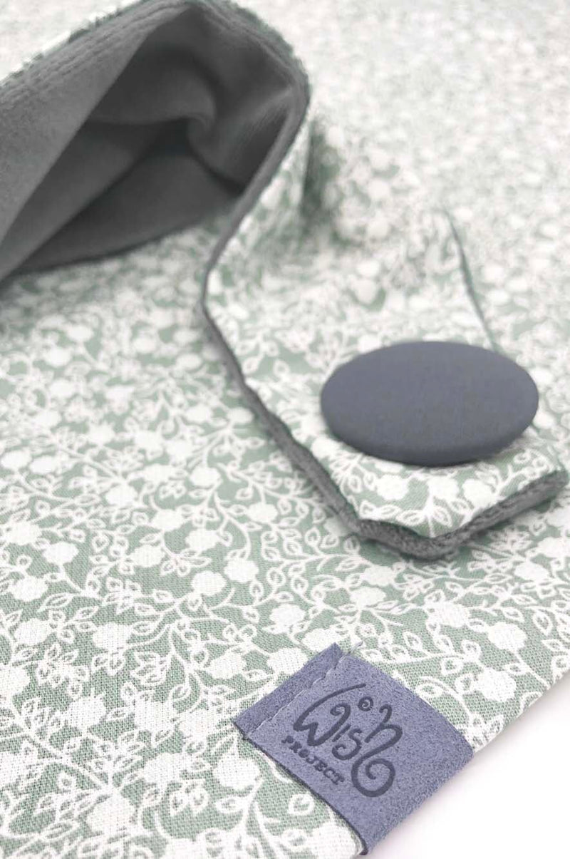 Dreieckstuch | Grau & Grün | Blüten & Blätter - Detail von Halstuch Damen aus hellgrüner Baumwolle mit kleinem Blütenmuster, Ornamenten, Ranken, Rosen, Röschen, fairwear, langlebig, stilvoll, praktisch