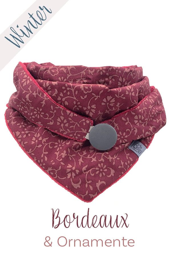 Halstuch Damen aus bordeauxroter Baumwolle mit Ornamenten in hellrot, Futterstoff Microfaserplüsch bordeauxrot, Knopf grau zum schließen und nicht Verrutschen des Halstuch, weich, warm, anschmiegsam, Lieblingstuch, made with love in Germany, handmade, Fair Wear, 
