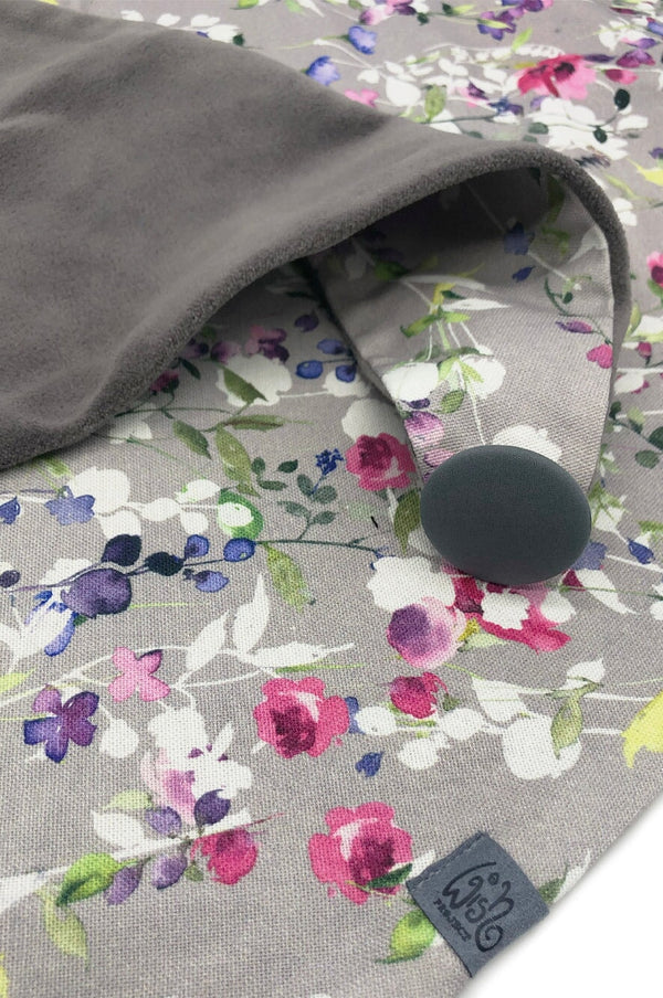 Detail von Dreieckstuch mit Knopf Hellgrau mit Blütenmuster, Futterstoff Baumwolle Grau, Knopf Grau, Label aus recycelter Meeresplatik, love your Planet