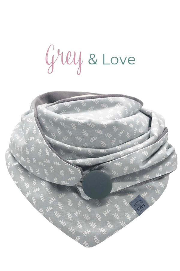 Halstuch Damen "Grey Love" aus weicher, hellgrauer Baumwolle; Qualität- gefertigt in Deutschland. Das Dreieckstuch ist gefüttert mit grauem Baumwollnicki und wird mit einem Knopf verschlossen.