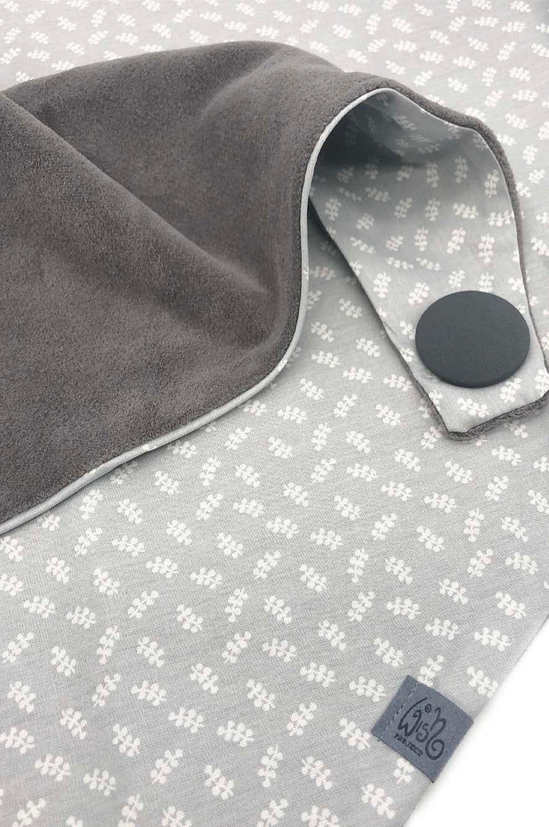 Detail von "Grey Love" Dreieckstuch von wishproject aus Baumwolle, Label aus recyceltem Meeresplatik, Knopf und Schlaufe zum Verschließen- verrutscht nicht, wärmend, stylisch, nachhaltig, schön, chic, Winterschal grau