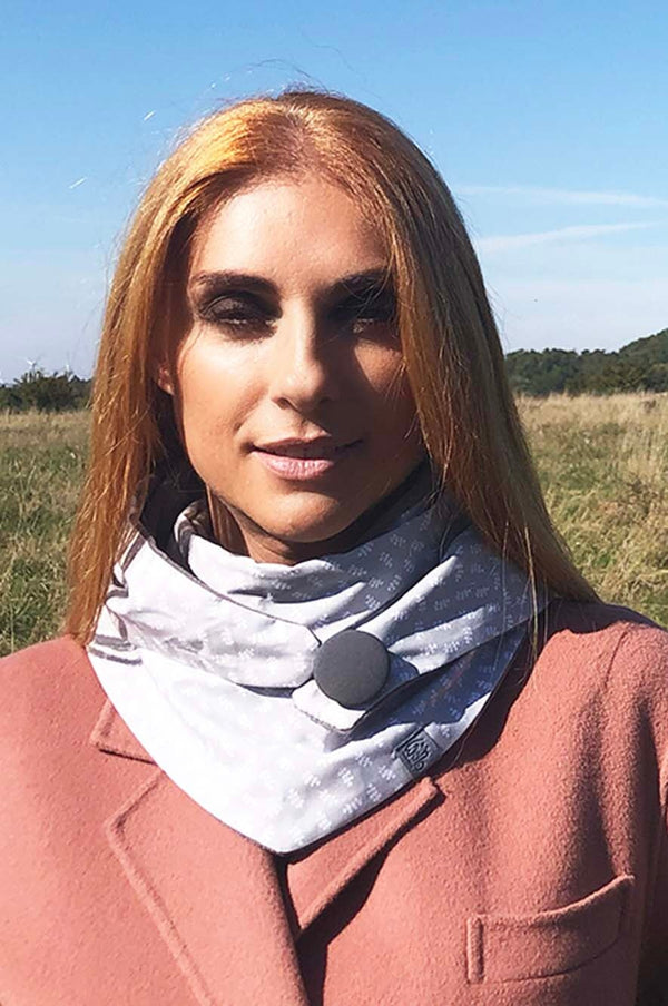 Junge Frau trägt Halstuch Damen  grau mit kleinem Muster weiß aus Baumwolle; Tuch mit Knopf, nachhaltig, sustainable, made with Love by wishproject, fair wear , Liebe Deinen Planeten, weich, wärmend, stylisch, dezent