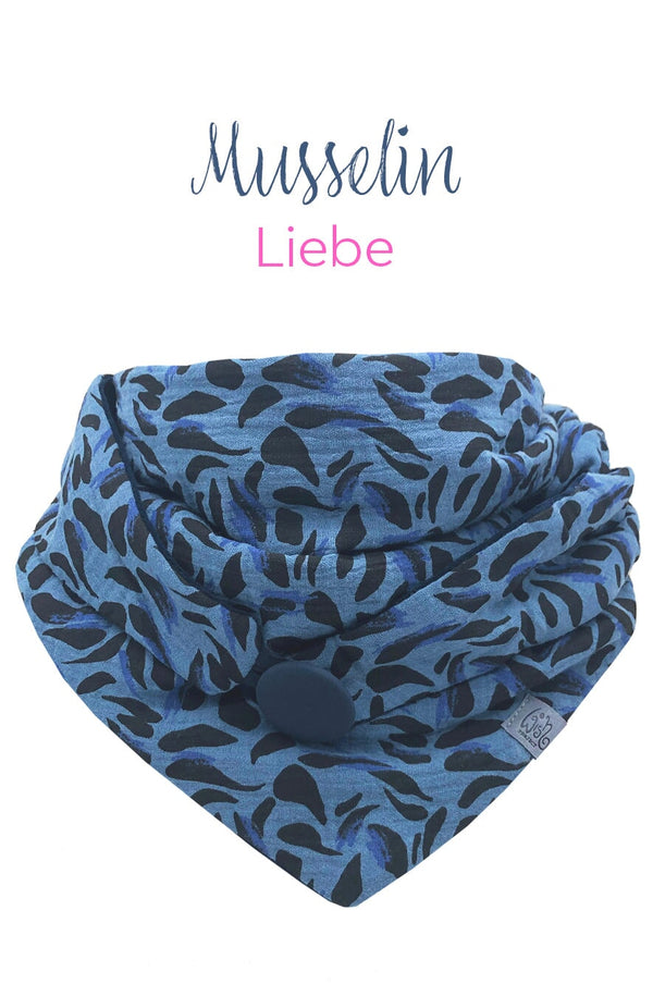 Dreieckstuch | Musselin| Blau & Schwarz Kuscheltuch wishproject Halstuch Damen aus weichem , blauem Baumwolle Musselin mit grafischem Muster in schwarz und blau, gefüttert mit Baumwollnicki, verschließbar mit Knopf- kein Verrutschen, mehrere Tragemöglichkeiten, weich, bequem, wärmend, made with love in Germany, nachhaltig, langlebig, zeitlos chic, tolles Accessoire 