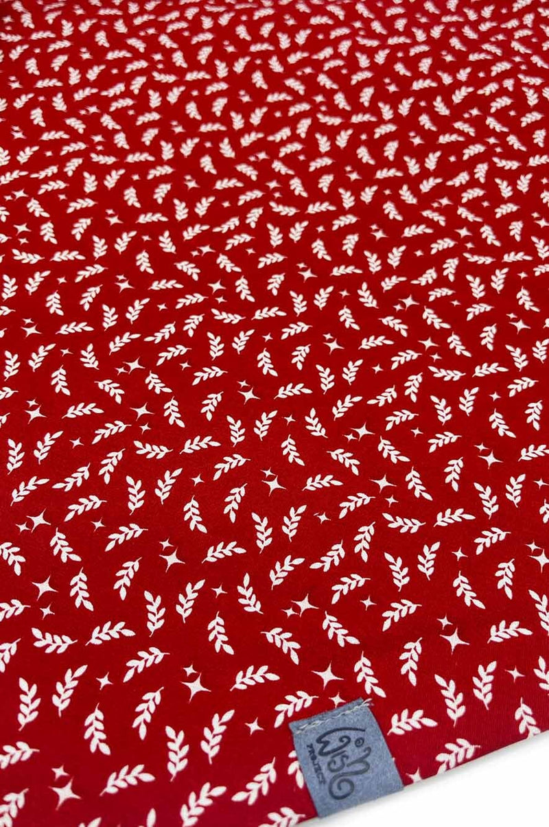 Detail von Dreieckstuch rot mit Blättchen und Zweigen, naturmotiv, rot wie die Liebe, handmade , wishproject, fair wear