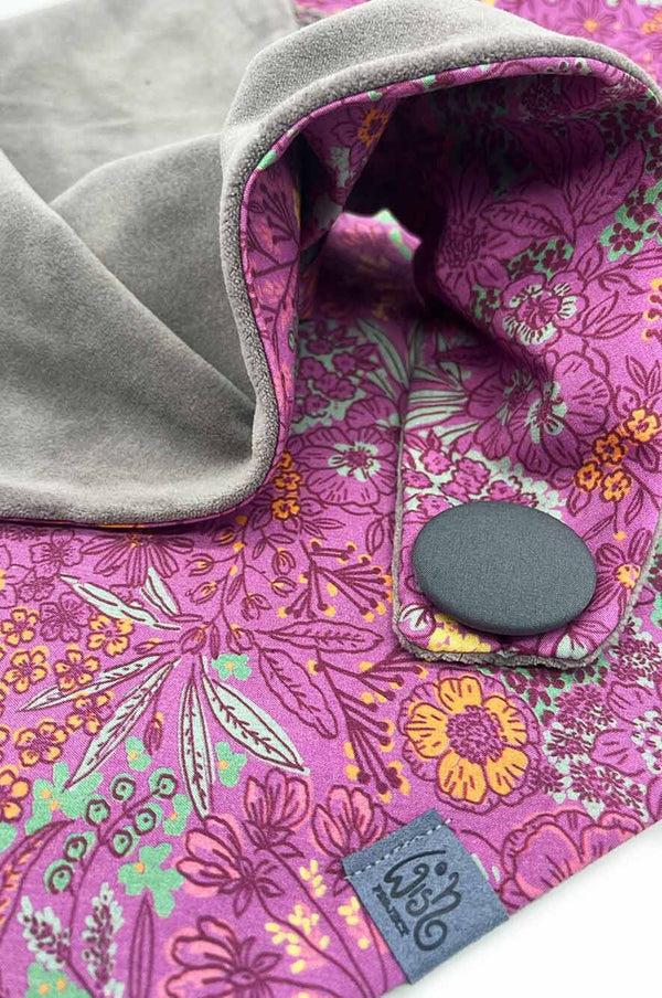 Detail von rosa Dreieckstuch mit Wildblumenmuster, Knopf zum Schließen grau, Futterstoff Baumwolle grau, perfektes Accessoire für alle Jahreszeiten, winddicht, kuschelig, gemütlich, schick, made with Love in Gotha/Thüringen