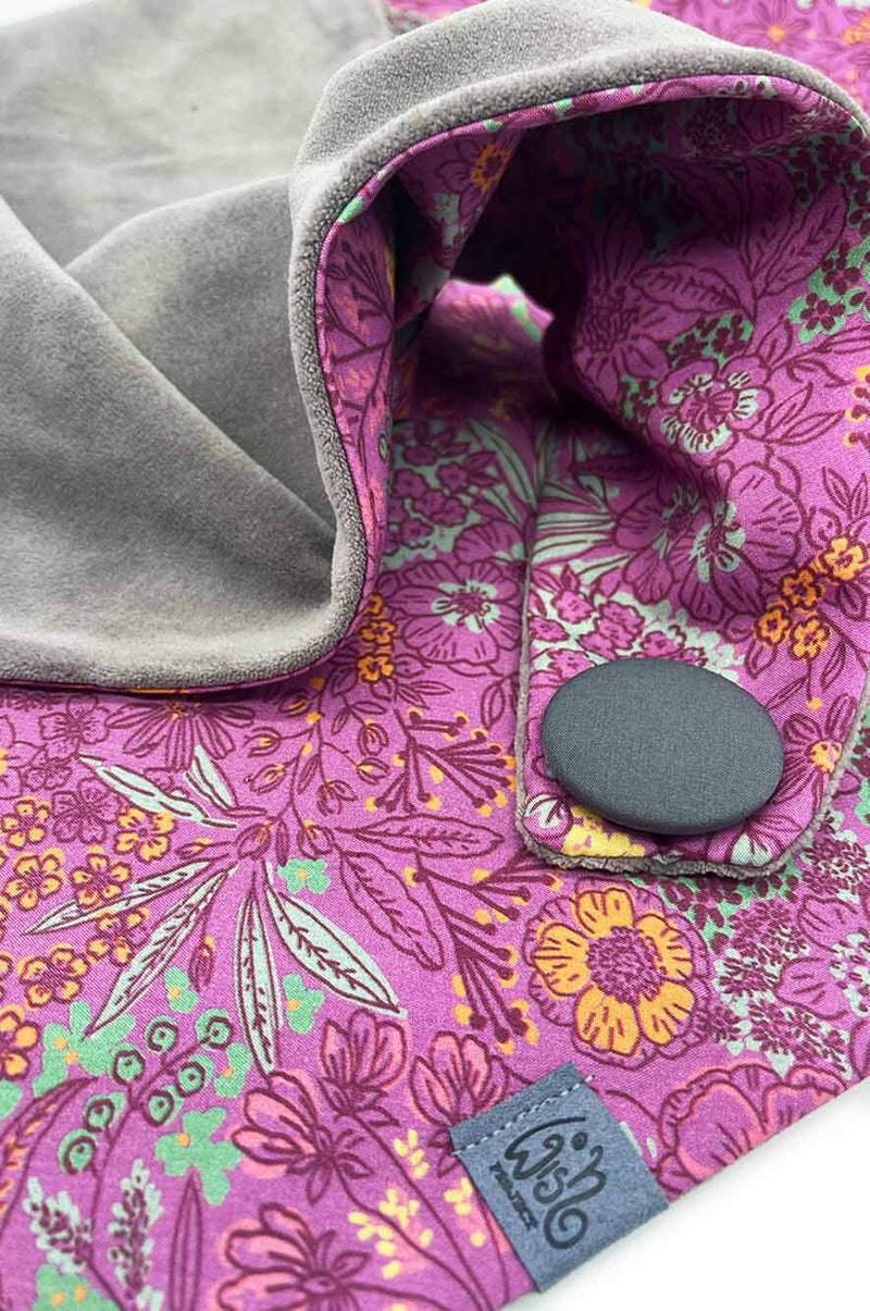 Detail von rosa Dreieckstuch mit Wildblumenmuster, Knopf zum Schließen grau, Futterstoff Baumwolle grau, perfektes Accessoire für alle Jahreszeiten, winddicht, kuschelig, gemütlich, schick, made with Love in Gotha/Thüringen