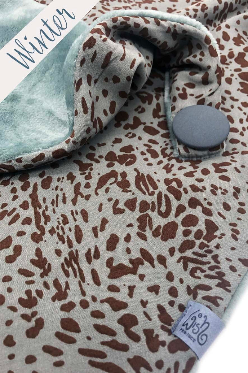 Detail von Halstuch für Damen mit Knopf , Leoparden Muster, Animalprint, Schal mit Knopf, Winterschal, made with Love, Fair Wear, Label aus recyceltem Meeresplastik