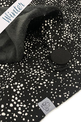 Detail von Halstuch Winter schwarz mit weißen Pünktchen, gefüttert mit Microfaserplüsch , label aus recyceltem Meeresplastik