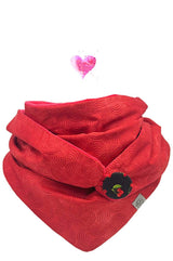 Rotes Dreieckstuch mit geschwungenem Wellenmuster und schwarzem Knopf mit Kirschmotiv – handgefertigtes Halstuch von WISH Project.